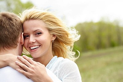 RECETTE POUR MAINTENIR UNE FEMME DANS UN FOYER VOIR JUSQU’A VEILLIR Ingrédients : -Des racines de Ahwanglon Composition et emploi : Réduire en poudre les racines bien propres. Introduire dans la lampe indigène familiale, en prononçant chaque fois que l’on allume la lampe avec de l’huile rouge le nom de la personne qu’on veut maintenir une pincée de cette poudre en mettant également sous les pierres ou les mottes de terres qui forment le foyer la femme visée mourra dans la demeure conjugale. MEDIUM VOYANT DONA: +229 9856 5073